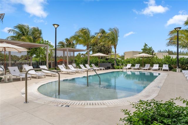 2411 Laguna Circle 705, North Miami, FL 33181