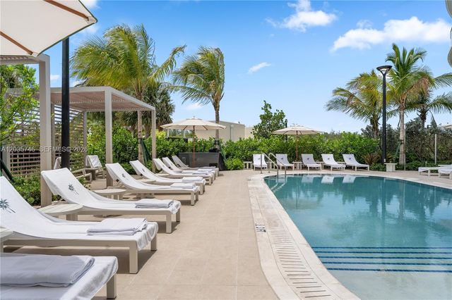 2411 Laguna Circle 705, North Miami, FL 33181