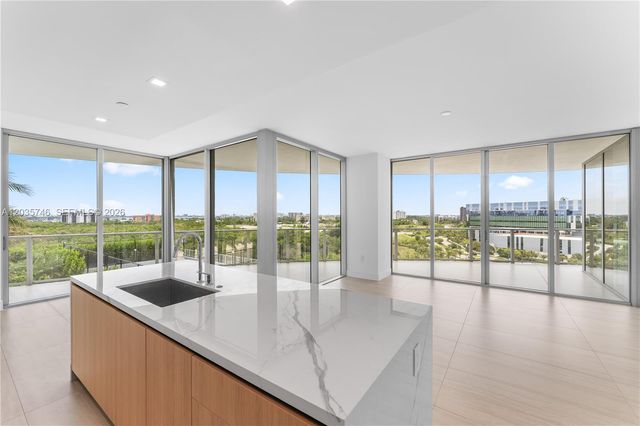 2411 Laguna Circle 705, North Miami, FL 33181