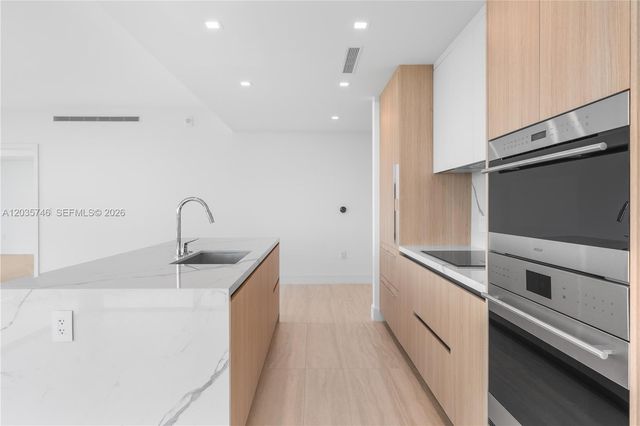 2411 Laguna Circle 705, North Miami, FL 33181
