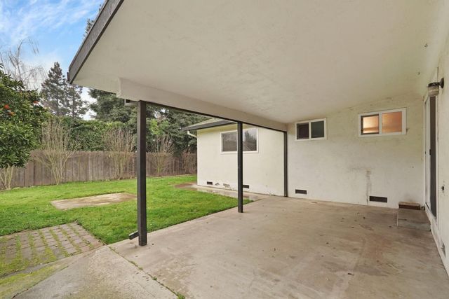 210 Ridge Dr, Lodi, CA 95240