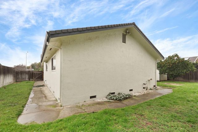 210 Ridge Dr, Lodi, CA 95240