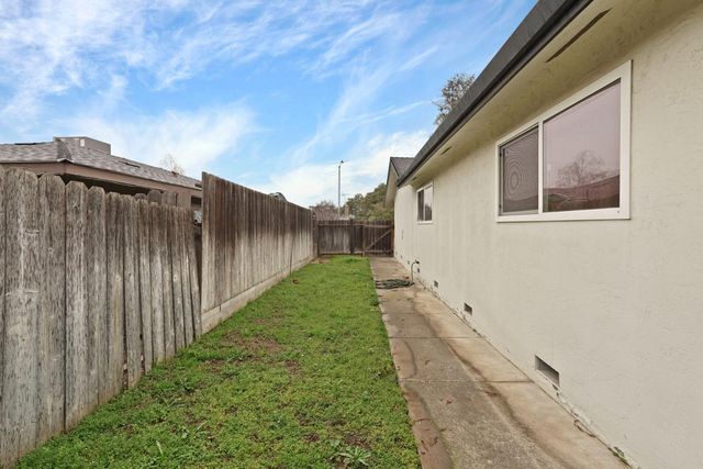 210 Ridge Dr, Lodi, CA 95240