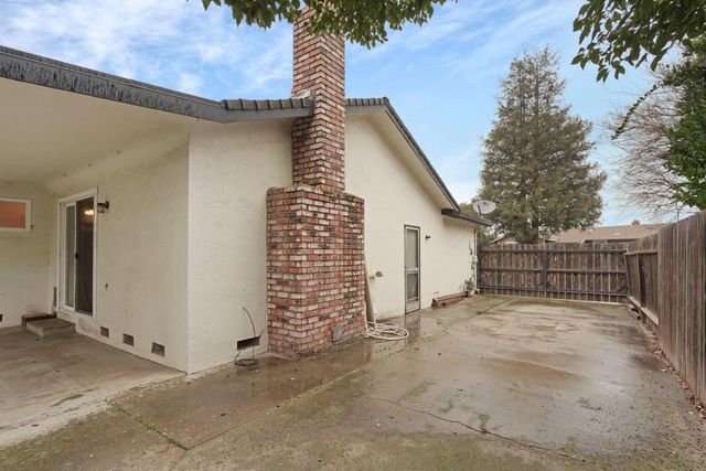 210 Ridge Dr, Lodi, CA 95240
