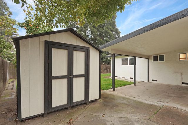 210 Ridge Dr, Lodi, CA 95240