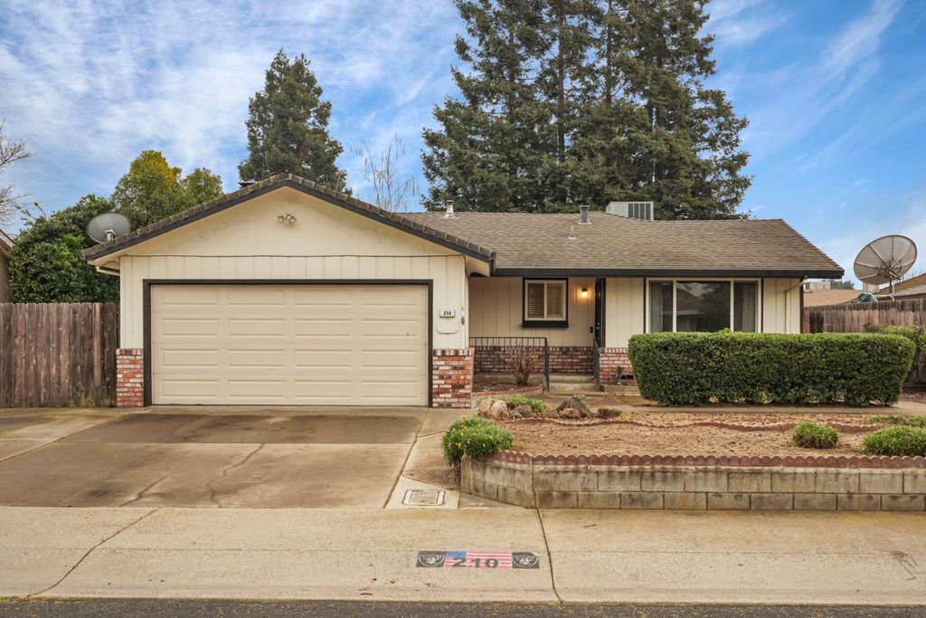 210 Ridge Dr, Lodi, CA 95240