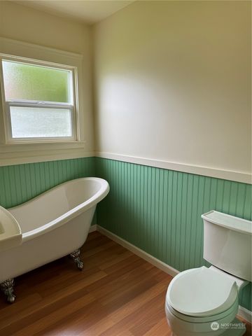 102 W Emerson Avenue, Hoquiam, WA 98550