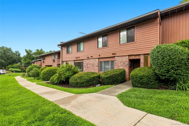 47 Coachlight Square, Montrose, NY 10548