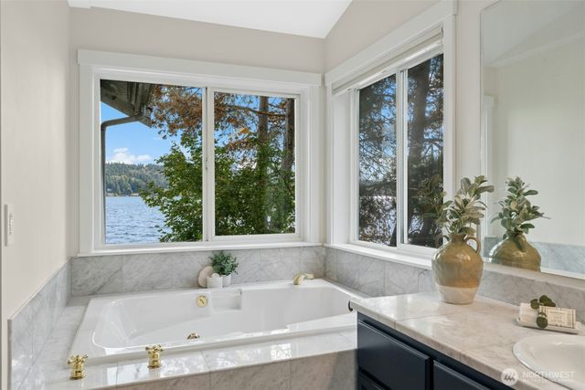 11728 Riviera Place NE, Seattle, WA 98125