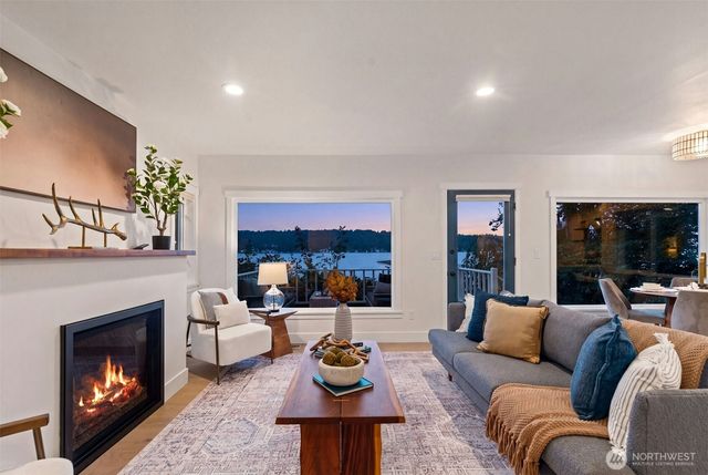 11728 Riviera Place NE, Seattle, WA 98125