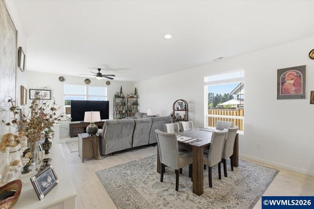 948 Laurel Pl, Silverton, OR 97381