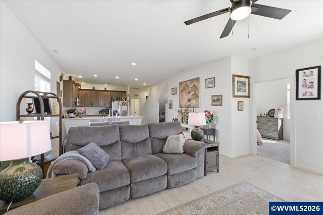 948 Laurel Pl, Silverton, OR 97381