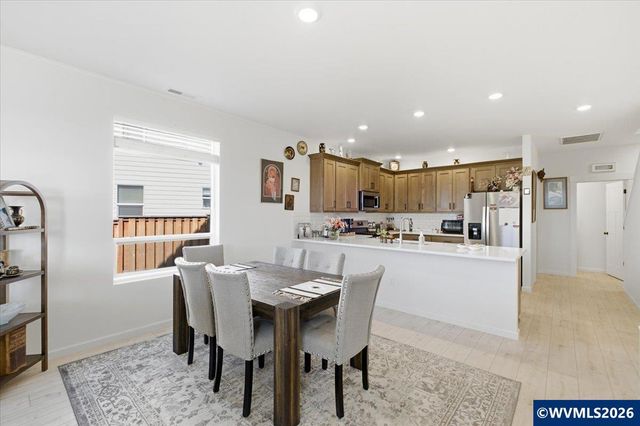 948 Laurel Pl, Silverton, OR 97381