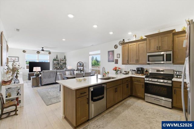 948 Laurel Pl, Silverton, OR 97381