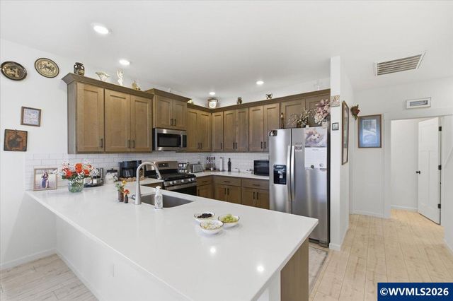 948 Laurel Pl, Silverton, OR 97381