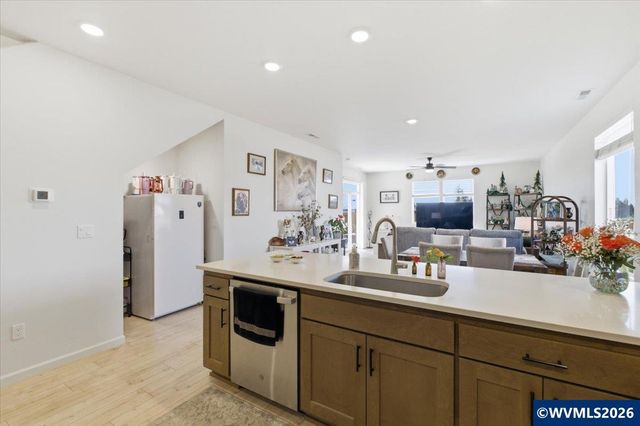 948 Laurel Pl, Silverton, OR 97381