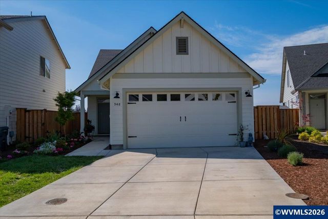 948 Laurel Pl, Silverton, OR 97381