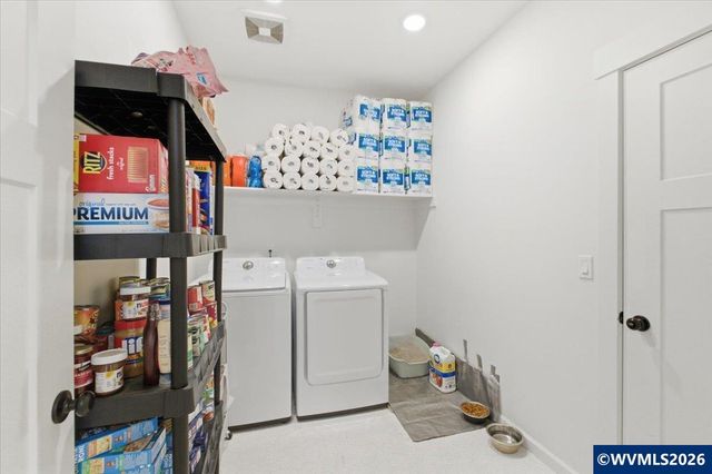 948 Laurel Pl, Silverton, OR 97381