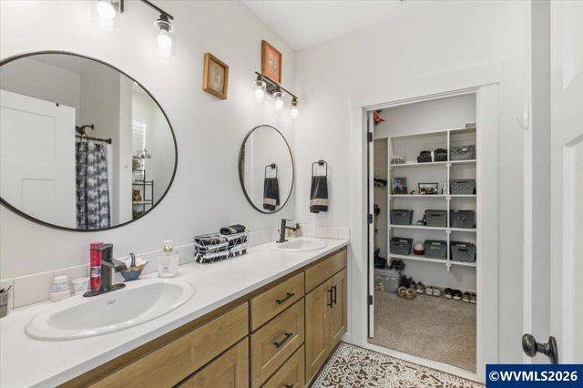 948 Laurel Pl, Silverton, OR 97381