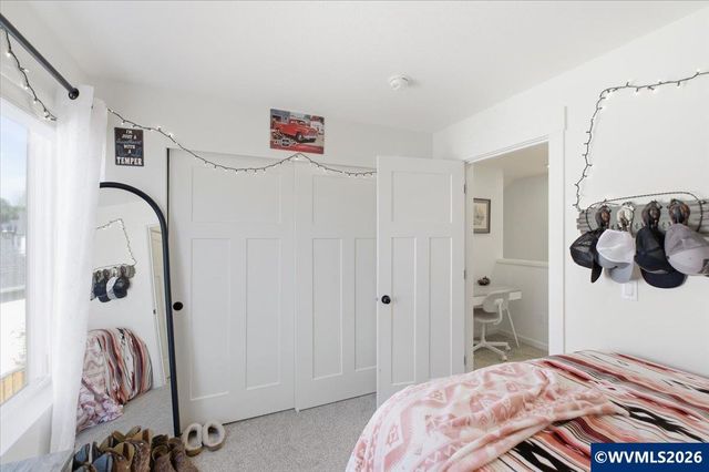 948 Laurel Pl, Silverton, OR 97381