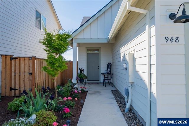 948 Laurel Pl, Silverton, OR 97381