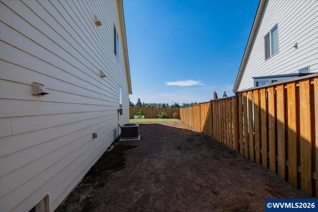 948 Laurel Pl, Silverton, OR 97381