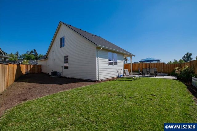 948 Laurel Pl, Silverton, OR 97381