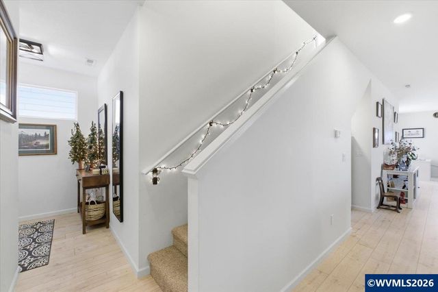 948 Laurel Pl, Silverton, OR 97381