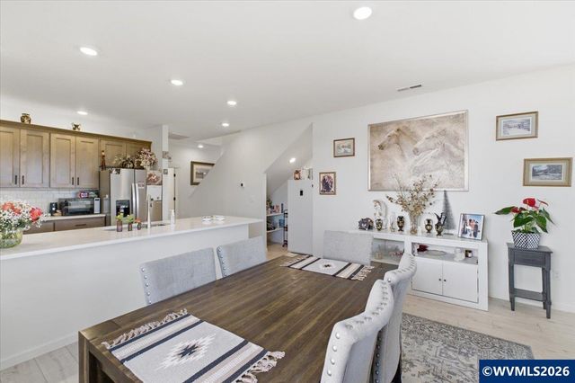 948 Laurel Pl, Silverton, OR 97381