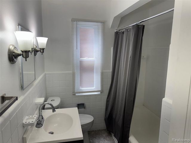 16854 Lesure Street, Detroit, MI 48235