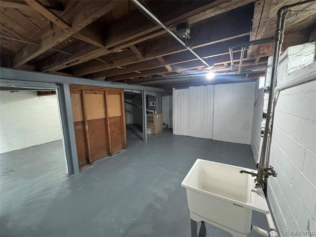 16854 Lesure Street, Detroit, MI 48235