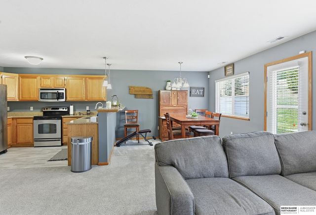 17532 Parker Plaza, Omaha, NE 68118