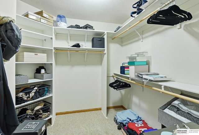 17532 Parker Plaza, Omaha, NE 68118