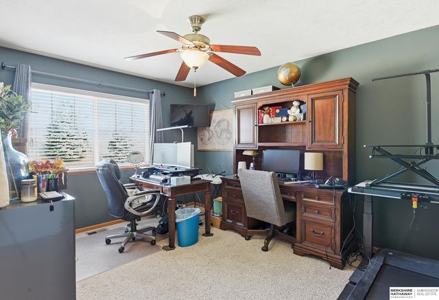 17532 Parker Plaza, Omaha, NE 68118