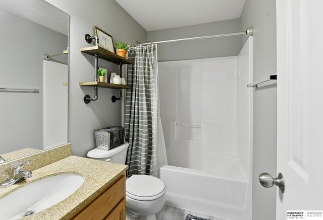 17532 Parker Plaza, Omaha, NE 68118