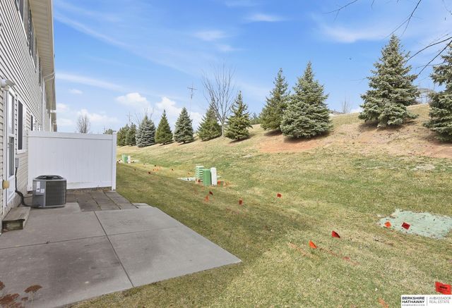 17532 Parker Plaza, Omaha, NE 68118