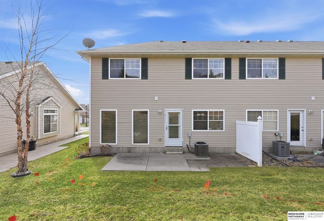 17532 Parker Plaza, Omaha, NE 68118