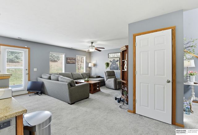 17532 Parker Plaza, Omaha, NE 68118