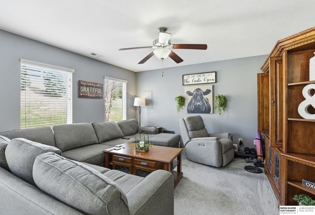 17532 Parker Plaza, Omaha, NE 68118