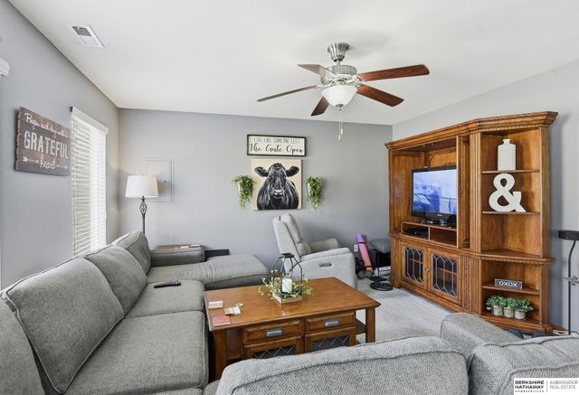 17532 Parker Plaza, Omaha, NE 68118