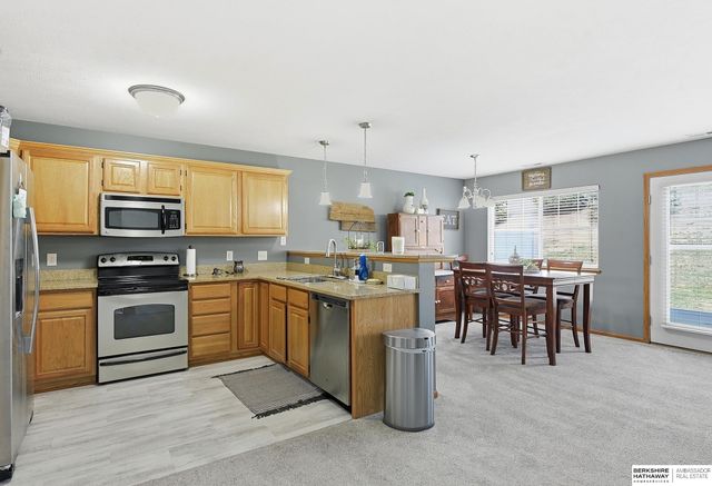 17532 Parker Plaza, Omaha, NE 68118