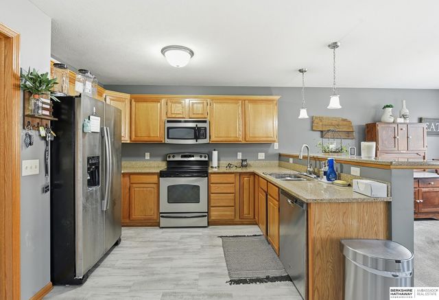 17532 Parker Plaza, Omaha, NE 68118