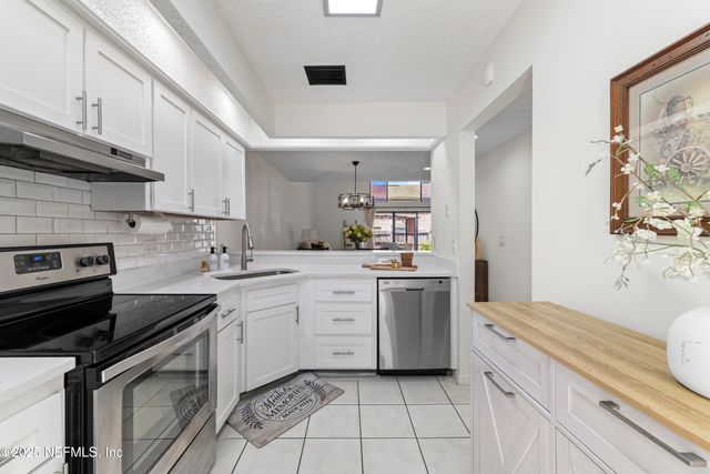 1142 ROMAINE Circle E, Jacksonville, FL 32225