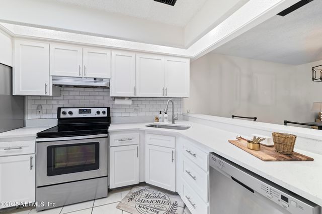 1142 ROMAINE Circle E, Jacksonville, FL 32225