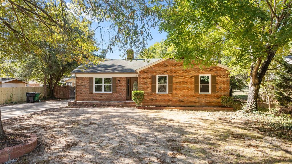 7415 Farm Gate Drive, Charlotte, NC 28215