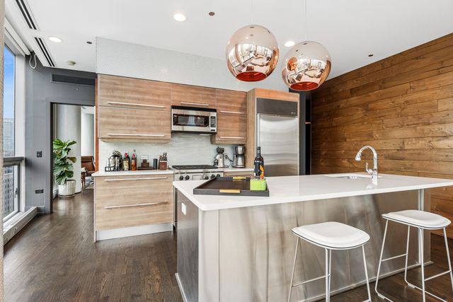 110 W SUPERIOR Street 1502, Chicago, IL 60654