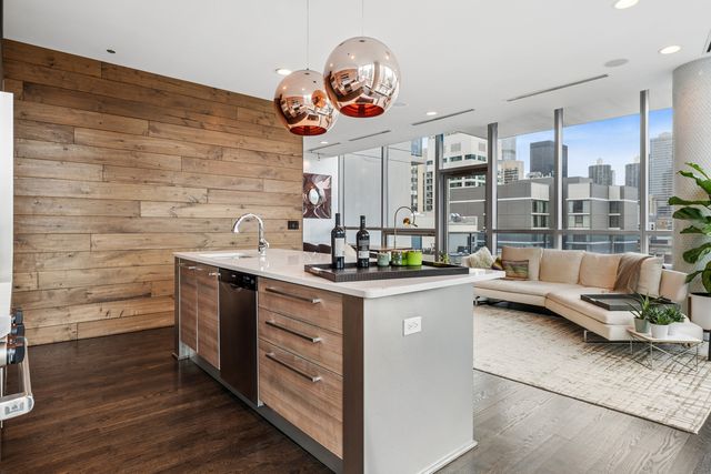 110 W SUPERIOR Street 1502, Chicago, IL 60654