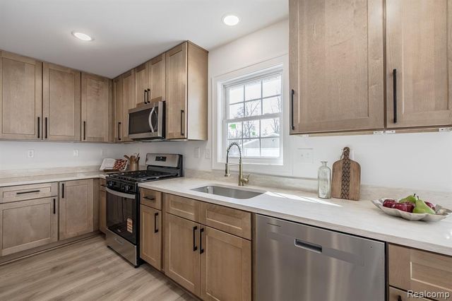 3750 Alida Avenue, Rochester Hills, MI 48309