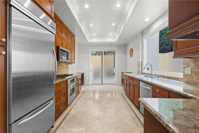 143 N Arnaz Drive 102, Beverly Hills, CA 90211