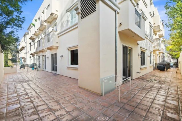 143 N Arnaz Drive 102, Beverly Hills, CA 90211